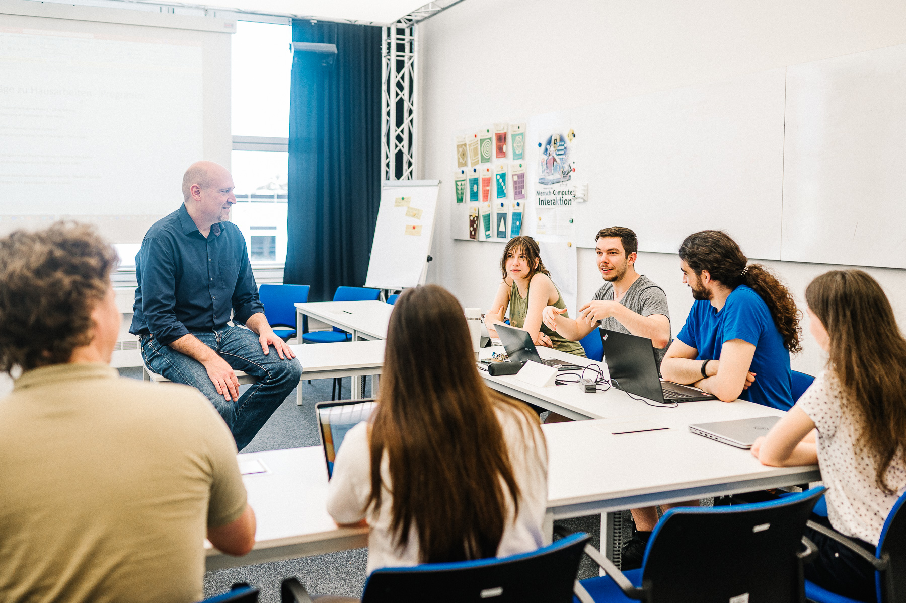 Professor unterrichtet eine Gruppe Studierende