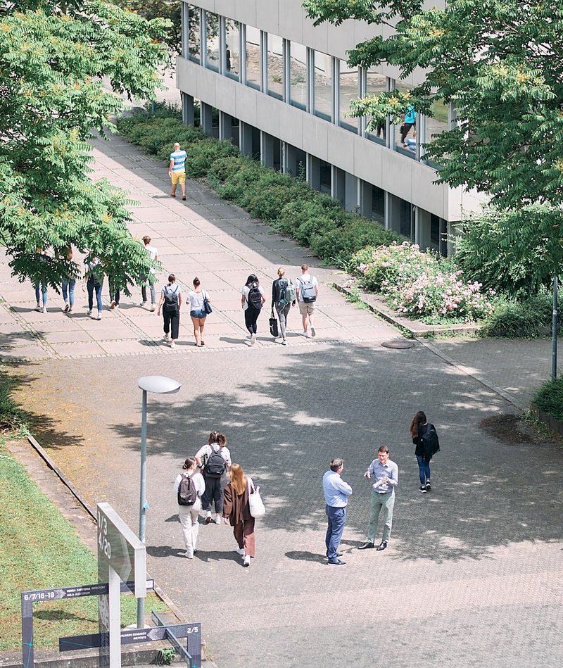 Studierende und Professoren der Hochschule Reutlingen auf dem Campus unterwegs.